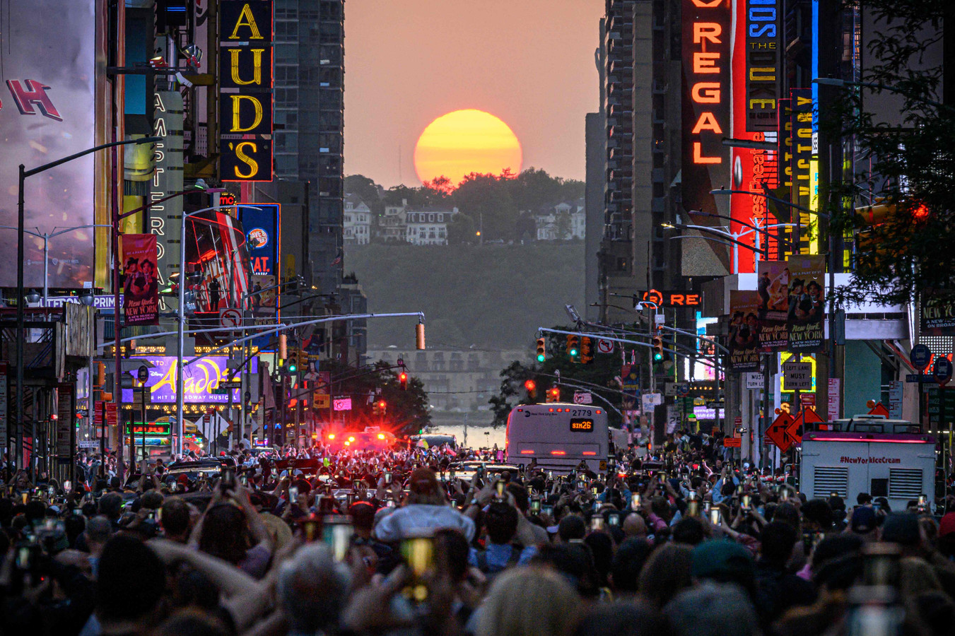 Duizenden mensen komen samen in New York om wondermooie ‘Manhattanhenge