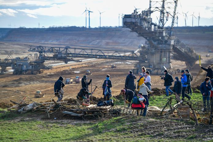 Activisten aan de slooprand van de bruinkoolmijn vlak bij Lützerath.