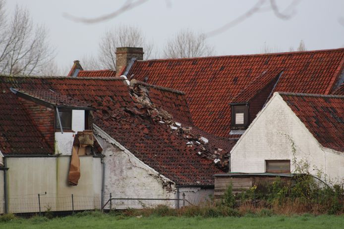 Ook het dak van de woning liep zware schade op na de gasexplosie in Zuienkerke. De achtergevel is dan weer volledig weggeblazen