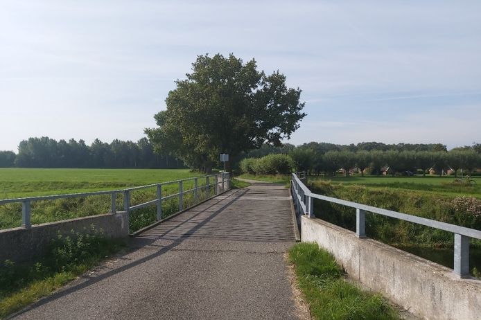 De brug in de Hagmansweg, over de Bolsbeek, is tot en met 26 november afgesloten voor gemotoriseerd verkeer.