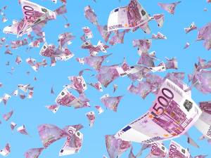 Des dizaines de milliers d'euros jetés hors d'une voiture prise en chasse par la police