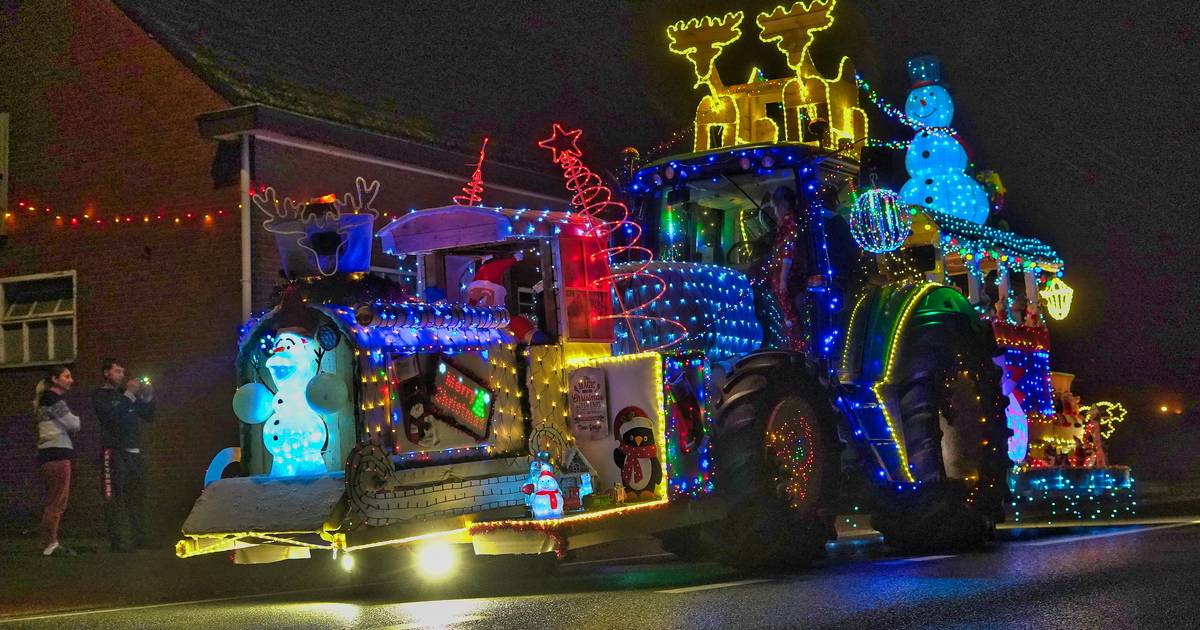 Kerstrun van verlichte tractoren en boeren kerstmarkt op zaterdag