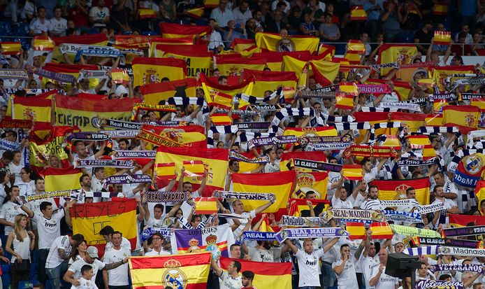 De fans van Real Madrid wapperen met Spaanse vlaggen.