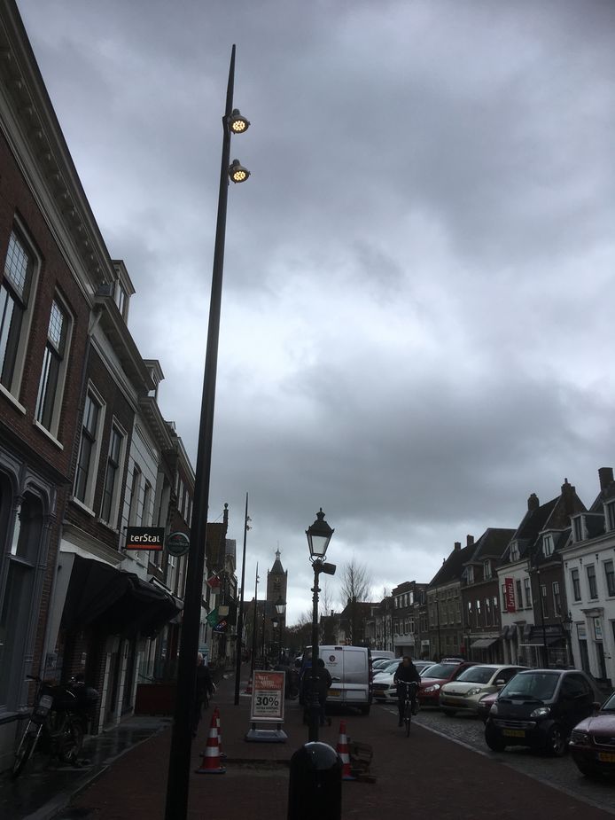 Te koop: Klassieke, vier meter hoge lantaarnpalen uit binnenstad | Utrecht | gelderlander.nl