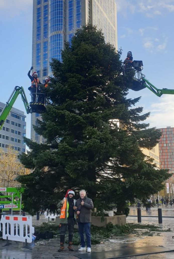 16 meter lange kerstboom prijkt weer op het plein voor Rotterdam Centraal Rotterdam AD.nl