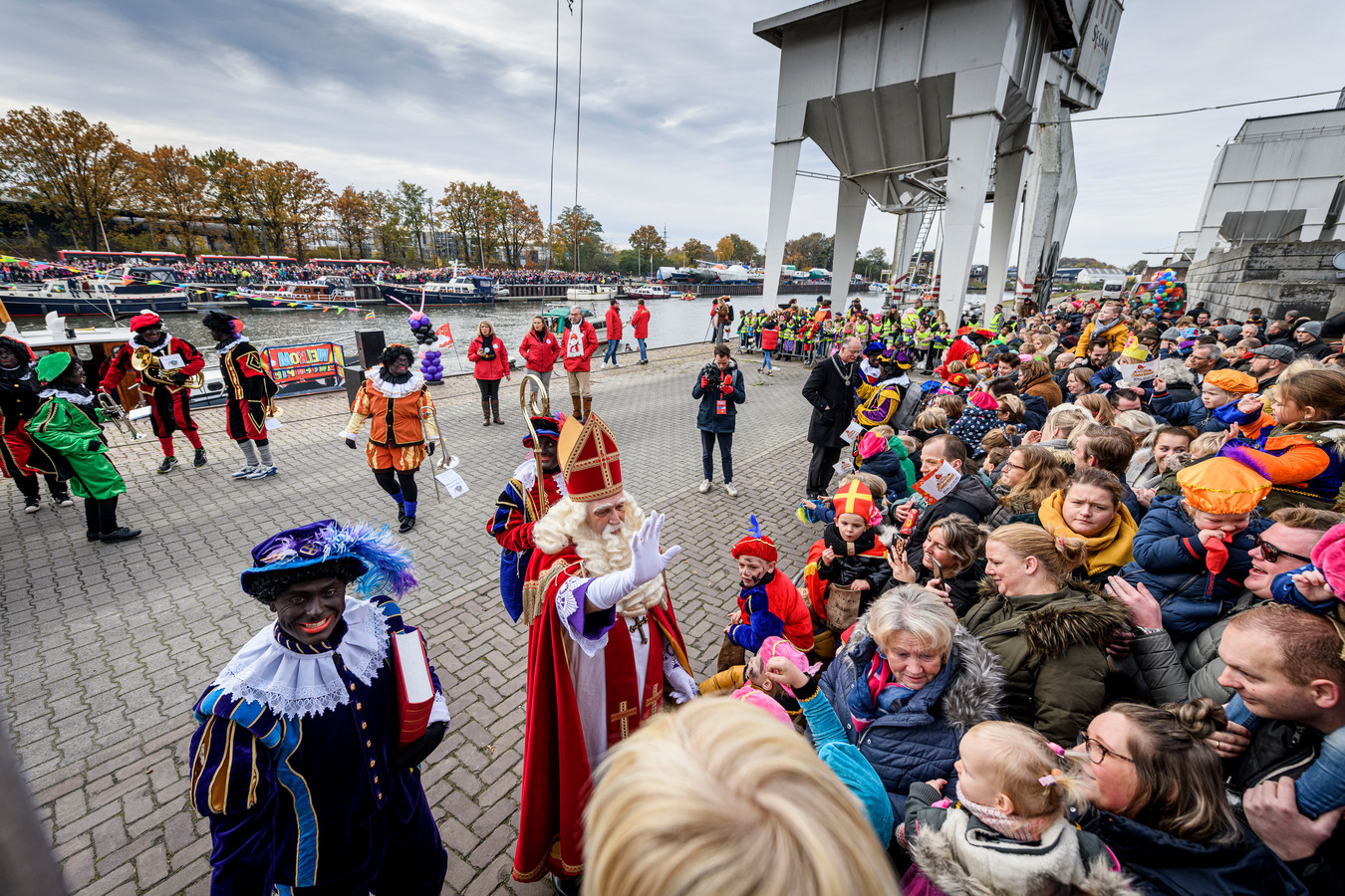 De intocht van Sinterklaas in de haven van Enschede, toen corona nog geen rol speelde.