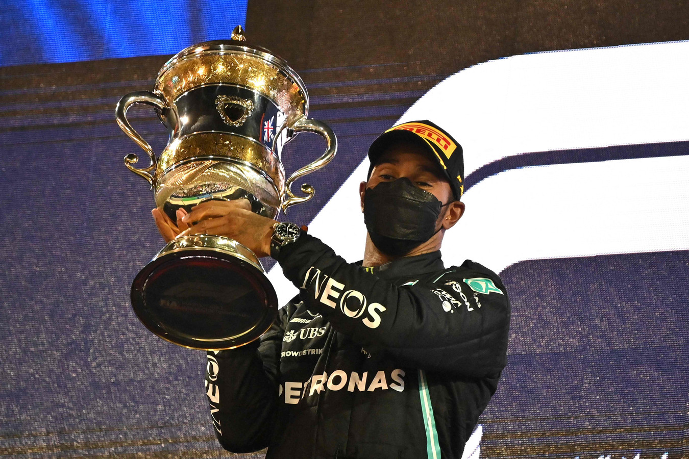 Lewis Hamilton is opgelucht na zijn winst in Bahrein.
