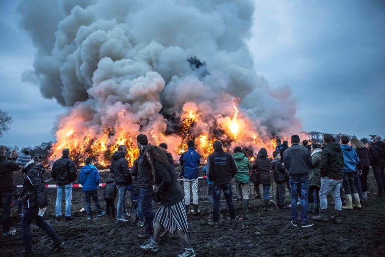 Paasvuur symboliseert nieuw leven en versterkt de onderlinge band tussen mensen - Volkskrant
