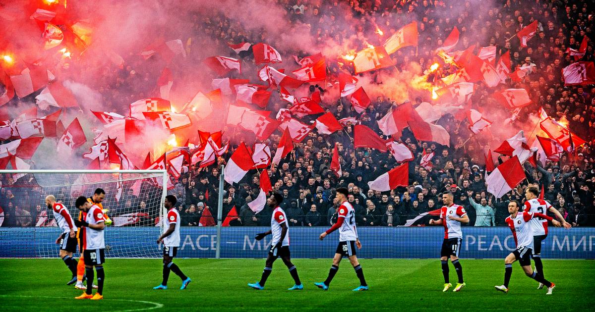 samenzwering wijsvinger begroting Fakkels zetten de Kuip in vuur en vlam, ook met dreigende straf van UEFA  boven het hoofd | Rotterdam | AD.nl