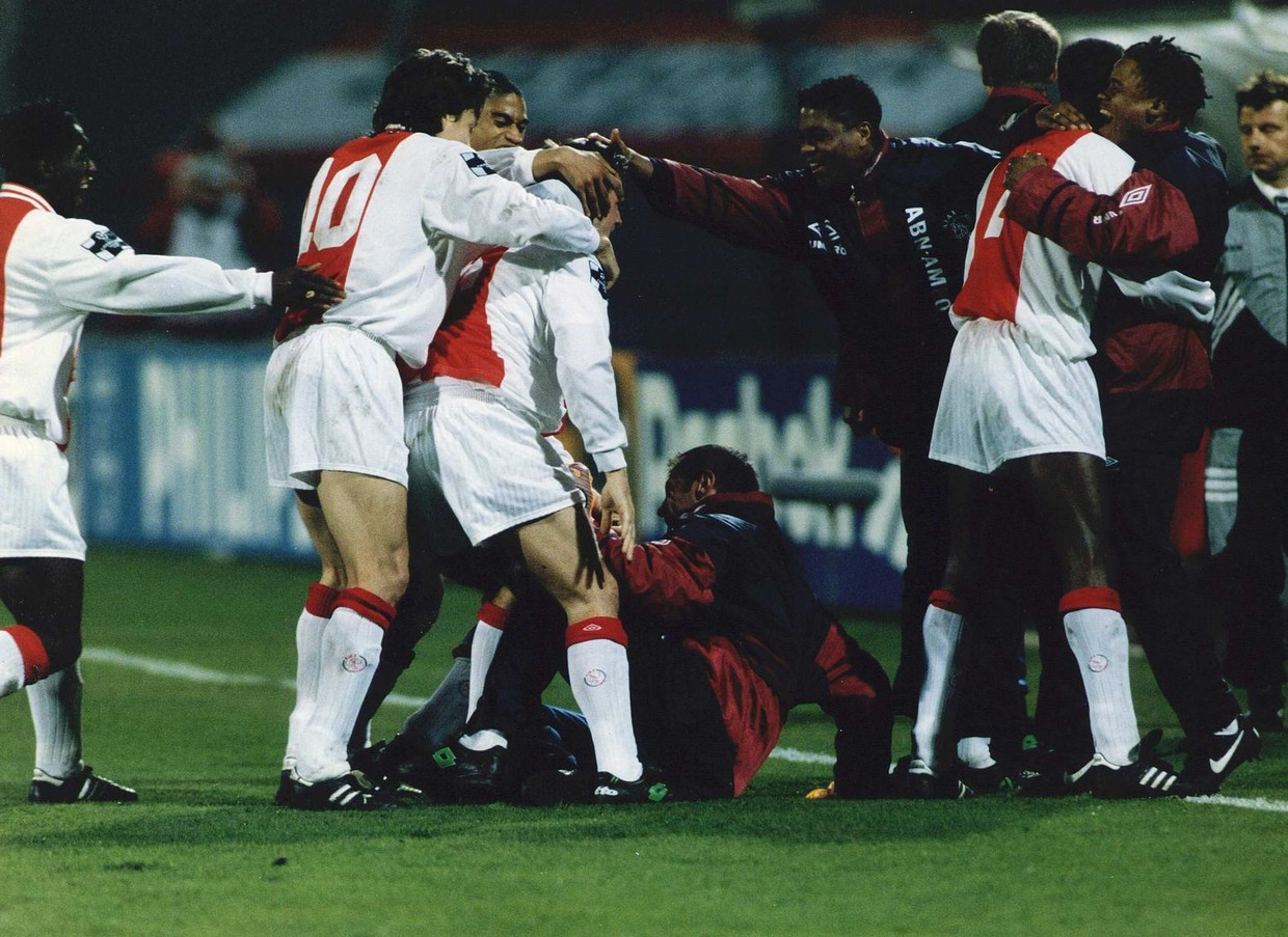 Halve finale Champions League Ajax-Bayern München. Ook de reservebank deelt in vreugde, dit keer na een doelpunt van Ronald De boer. Beeld anp