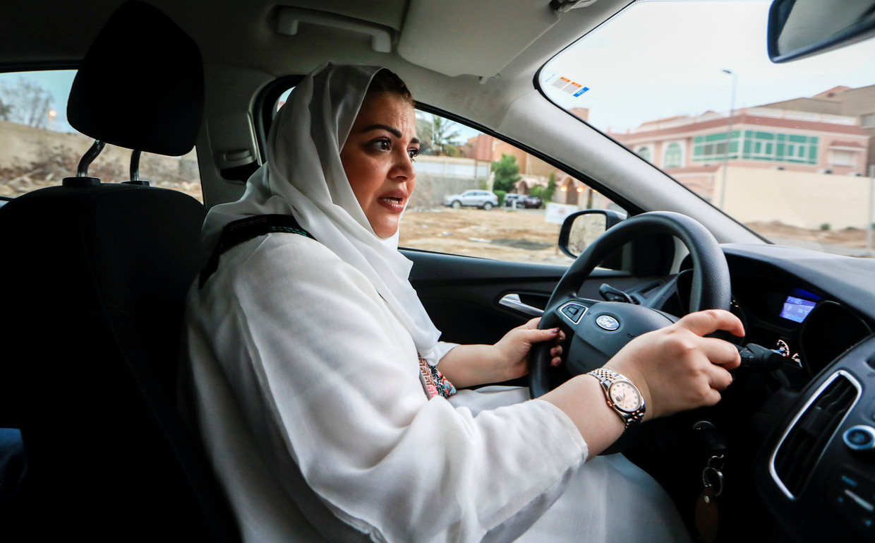 Samira al-Ghamdi (47) oefent het autorijden. 