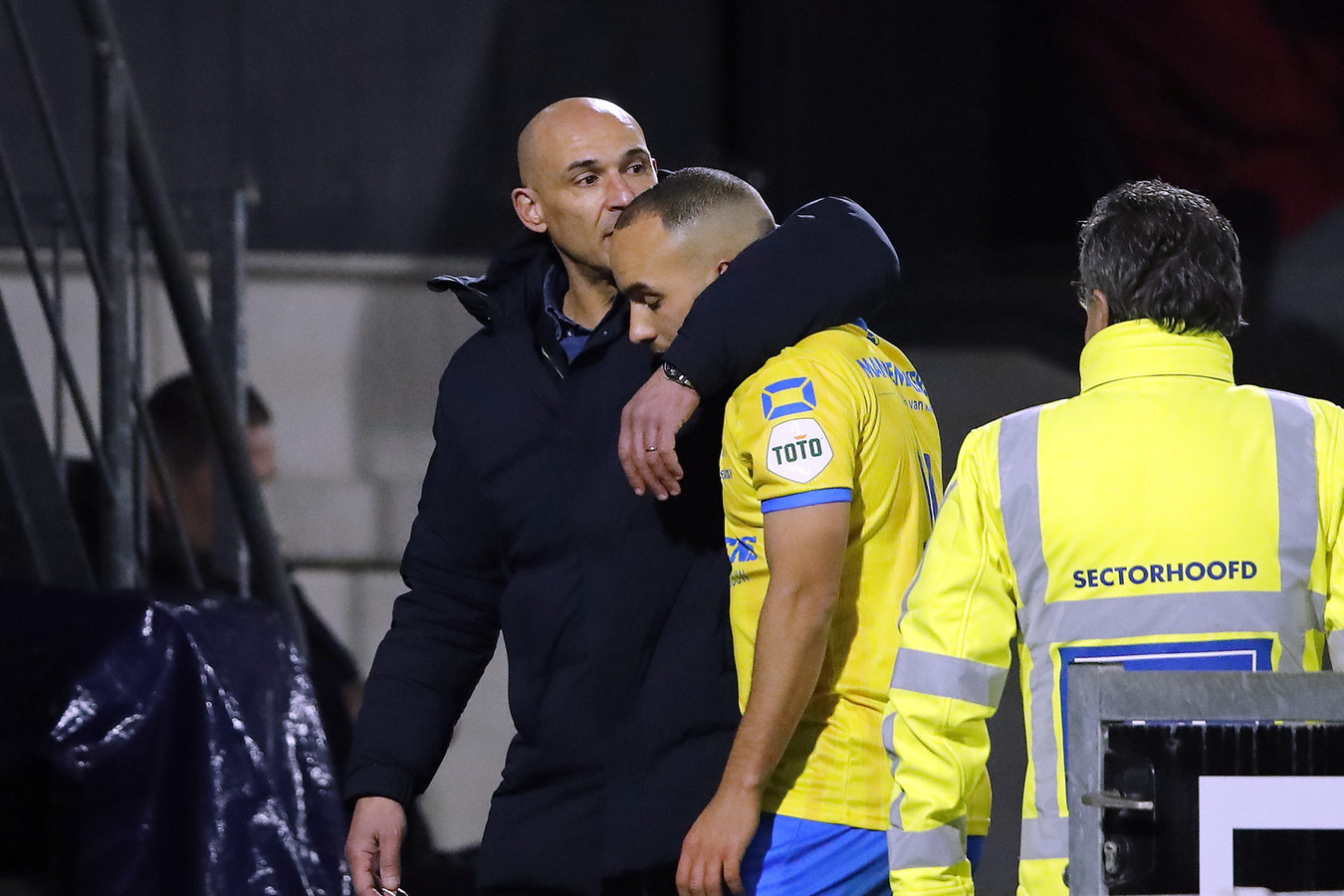 Iliass Bel Hassani verlaat het veld na zijn rode kaart tijdens RKC - FC Emmen