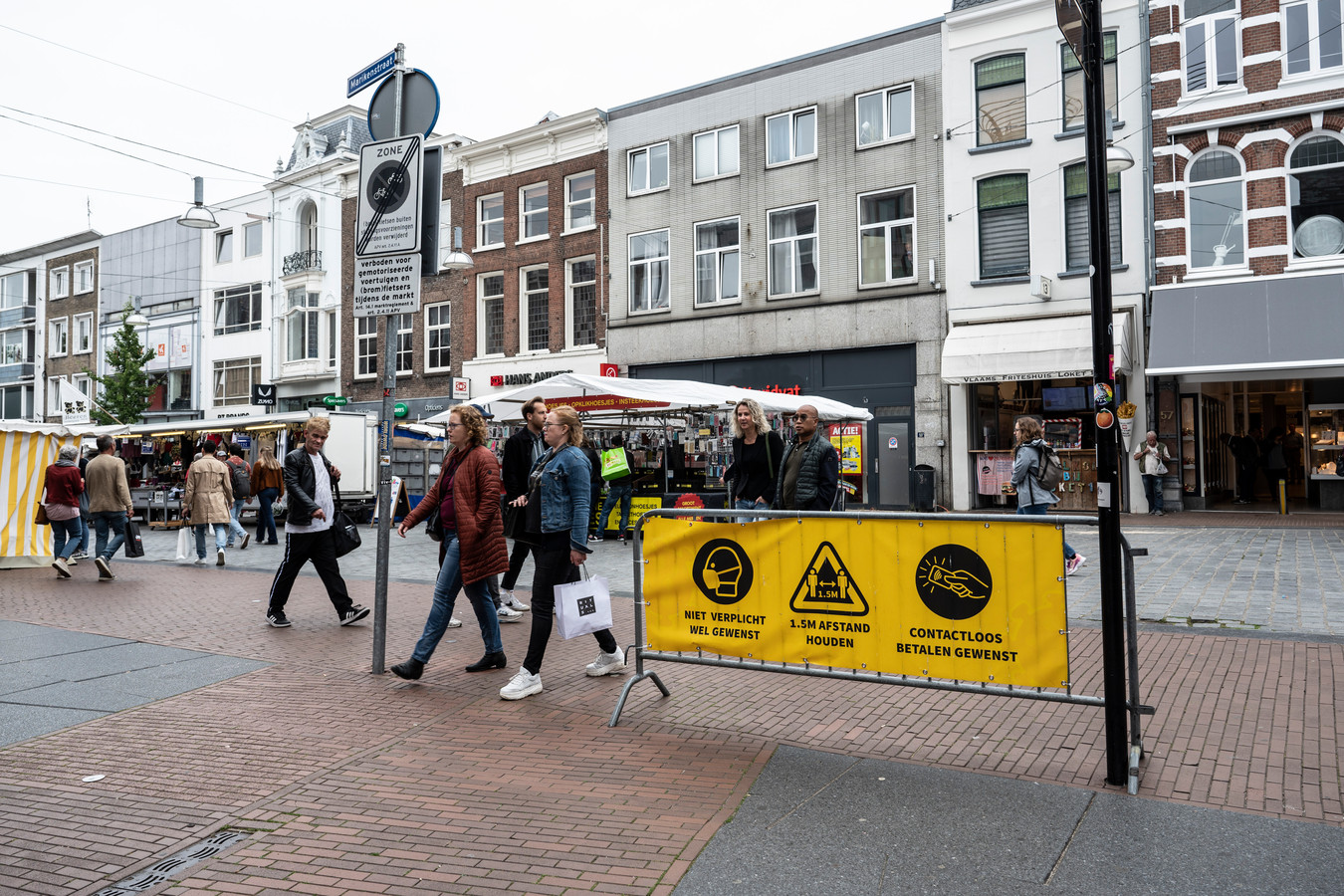 Foutje: aan het begin van de Marikenstraat roept een hek bezoekers van de Nijmeegse binnenstad nog altijd op 1,5 meter afstand te houden. Dat is sinds dit weekend echter niet meer verplicht.