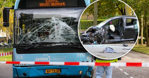 Automobiliste raakt zwaargewond na frontale botsing met stadsbus in Apeldoorn.