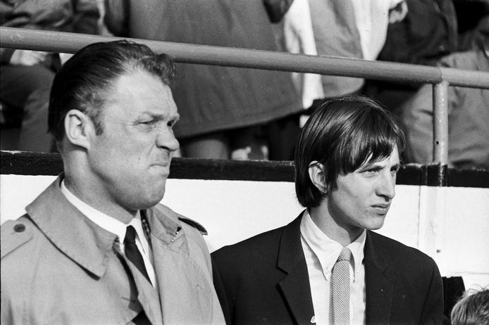 Michels en Cruyff in 1969 bij de returnwedstrijd van de halvefinale Europacup I voor landskampioenen tegen Spartak Trnava (2-0).
