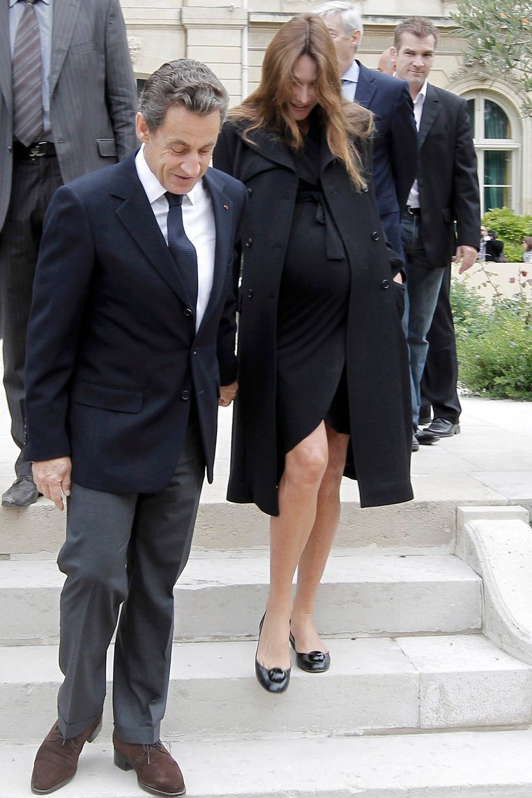 Sarkozy en een zwangere Bruni samen. Beeld REUTERS