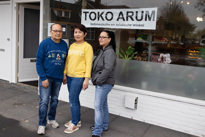 Guus en Ida Belvroy (links en midden) zijn onlangs een nieuwe toko gestart in Veldhoven. Dochter Marscha (rechts) helpt ook mee.
