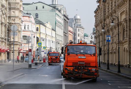 De gemeente Moskou maakt de straten schoon met een desinfecterend schoonmaakmiddel.