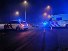 Auto en brommerrijder botsen op Noord Esmarkerrondweg in Enschede, weg deels dicht