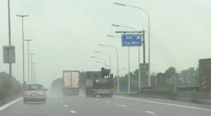 1 op de 3 vrachtwagenchauffeurs (met een Belgische nummerplaat) negeert het inhaalverbod bij regenweer.