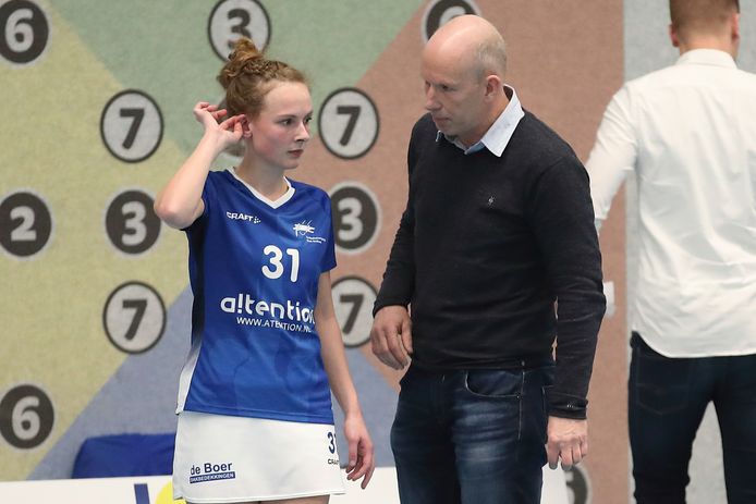 Ron Steenbergen instrueert Anna van Molken in zijn afscheidsduel als coach van Oost-Arnhem.