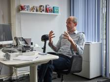 'Talkshow-arts’ Matthijs van der Poel gaat in De Doelen boosteren: ‘Sjiekste vaccinatieplek van de stad’