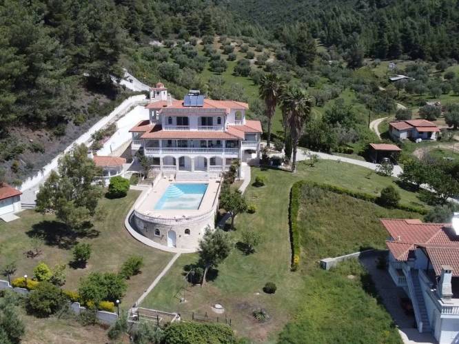 Deze prachtige Griekse villa blijkt in werkelijkheid een schuilplaats van Eenheid 29155, een berucht moordcommando van Poetin