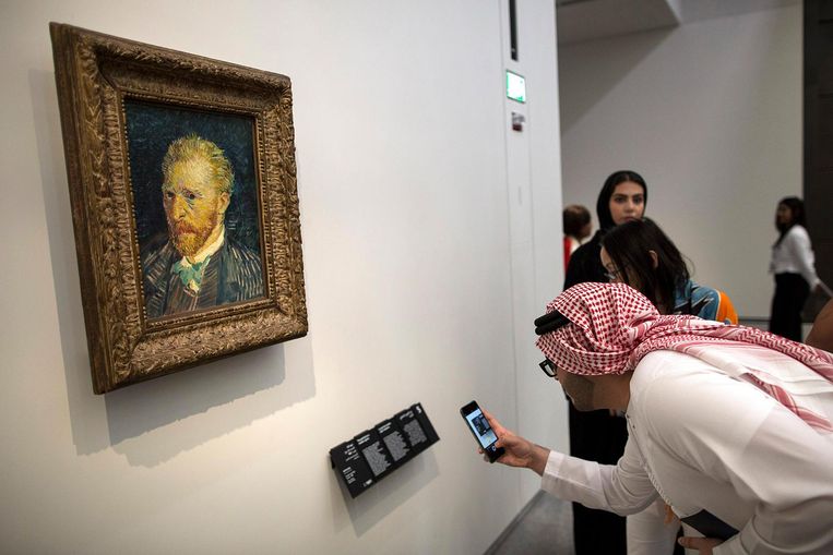 Een zelfportret van Vincent van Gogh in Louvre Abu Dhabi. Beeld epa