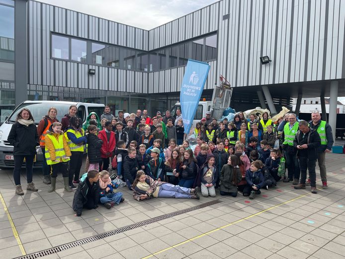 de kinderen van de gemeentelijke basisschool De Zandloper ruimden bijna 1.000 kilo aan zwerfvuil.