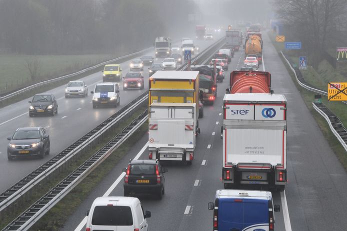 Beetje wind, beetje regen en de A59 loopt weer dicht.