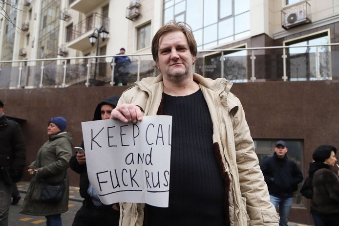 Een actievoerder voor het Russische consulaat in de Oekraïense stad Odessa.