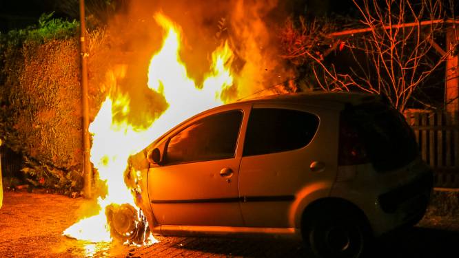 Autobrand aan Kwartelweg in Apeldoorn: politie houdt rekening met brandstichting