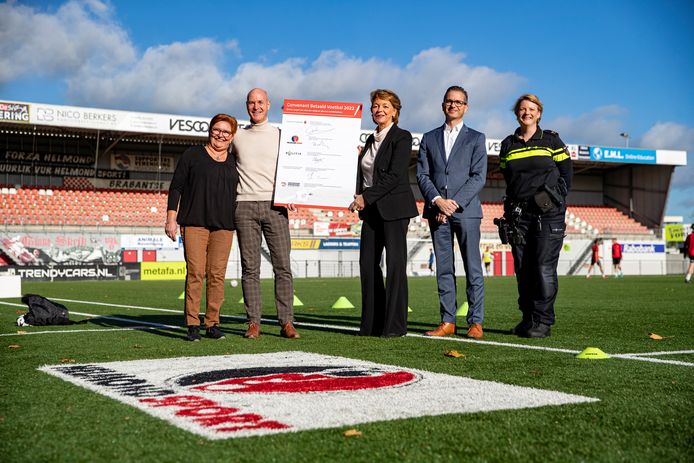 Philippe van Esch (tweede van links) is geldschieter van Helmond Sport én KV Mechelen.