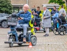 Krijn (83) reed met zijn scootmobiel de sloot in én dwars door een raam: ‘Gevaarlijk ding’