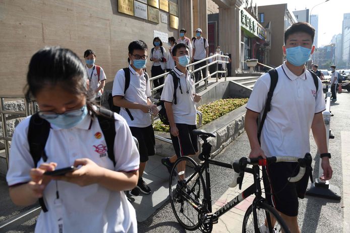 Les lycéens partent à la fin de leur journée scolaire à Pékin le 12 juin 2020.