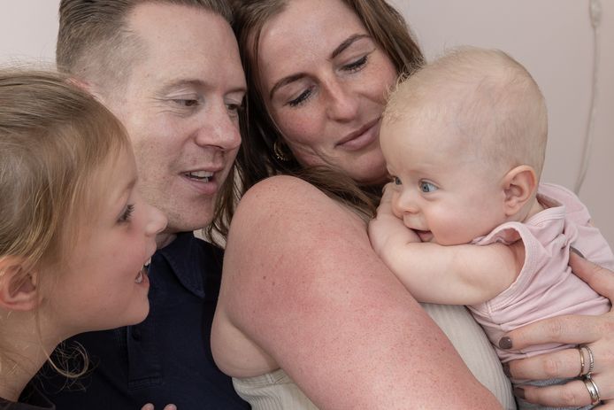 Baby Luca met zijn ouders Pauline en Remco Hendrikse en zusje Nova.