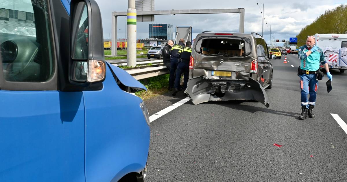 Bestuurder gewond bij botsing op de A12: verkeer komt weer op gang na lange file.