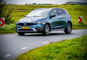 De Fiat Tipo Cross herken je onder meer aan de ruigere bumpers, de stootranden rond de wielkasten en de hoge dakrails
