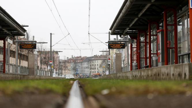 Hand vast in deur trein: vrouw kilometerslang meegesleurd in Duitsland