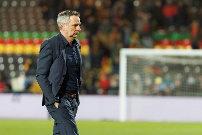KV Oostende-trainer Dominik Thalhammer zag zijn jongens ronduit dramatisch spelen tegen Standard.