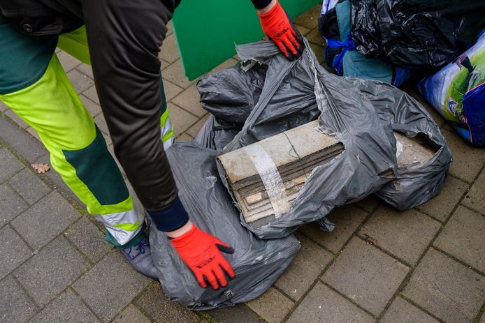 De kerstboom moet de aandacht vestigen op de zwerfvuilproblematiek in de buurt.