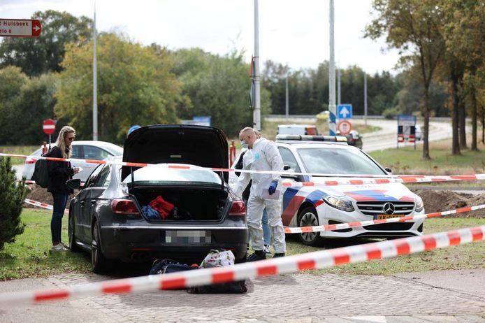 De politie onderzoekt onder meer een Duitse auto die bij het pand staat.