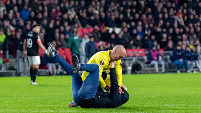 PSV straft ook ‘helper’ van veldbestormer met een lang stadionverbod 