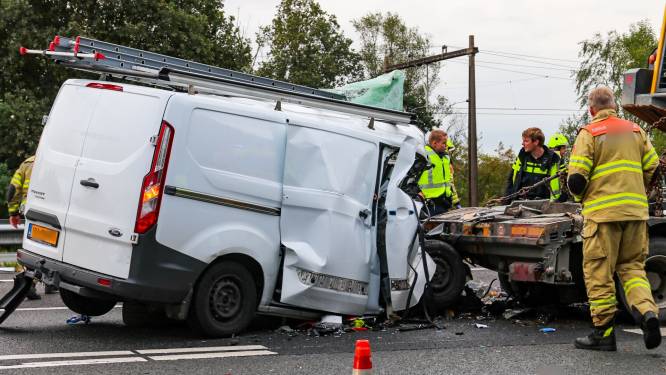 Bestelbus botst achterop vrachtwagen in file A1: twee zwaargewonden, snelweg weer open