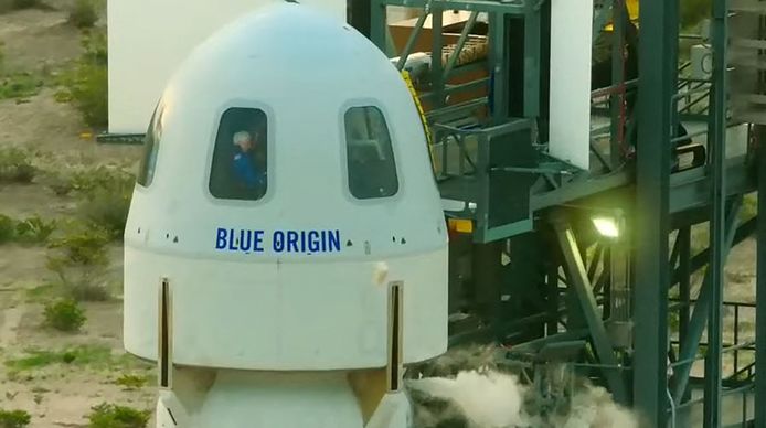 Beeld van de eerste commerciële passagiersvlucht van Blue Origin, met oprichter Jeff Bezos zelf mee aan boord.