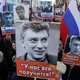 Woedende Russen trekken straat op om vermoorde opposant Nemtsov te eren