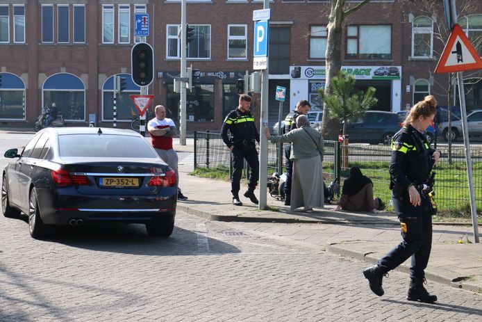 Op de Lekstraat in Den Haag is zaterdagmiddag een bestuurster van een scooter gewond geraakt nadat ze in botsing kwam met een auto