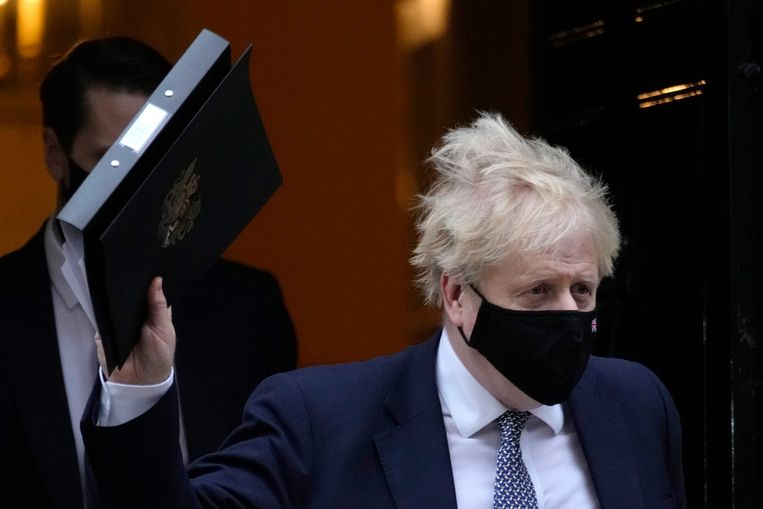 De Britse premier Boris Johnson geraakt steeds meer in nauwe schoentjes. Beeld AP