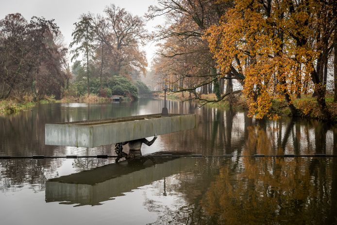 Het beeld 'Verleden Veen' van Jan Ros, in 2006 geplaatst in Helenaveen.