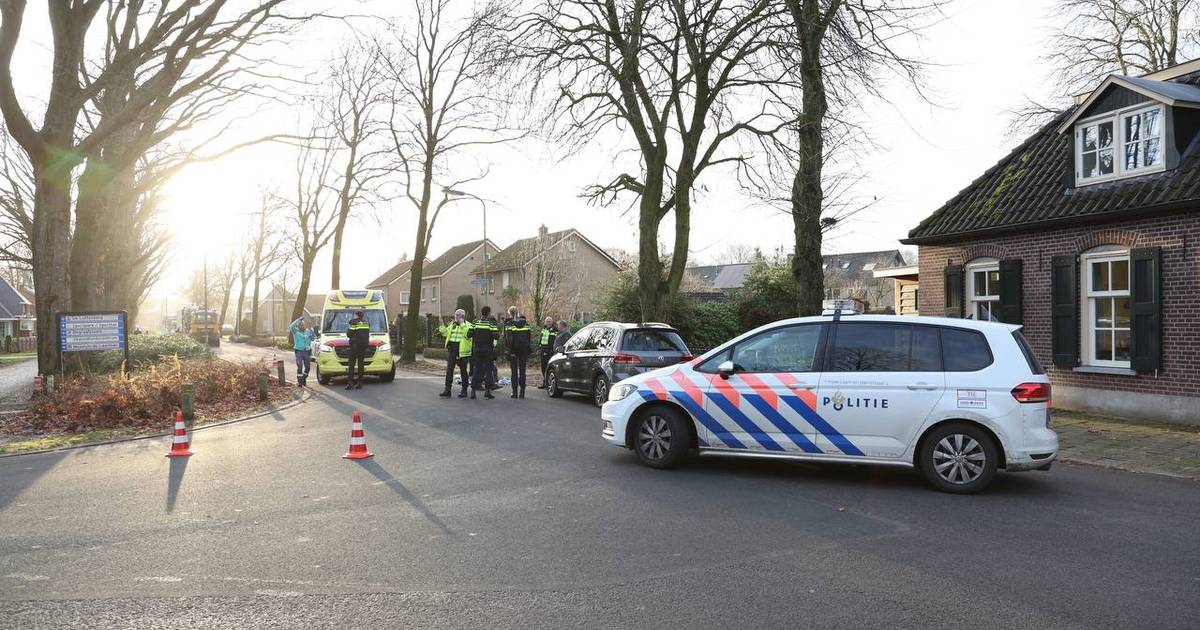 Fietser gewond na botsing met auto op kruising in Luttenberg.